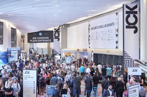 The crowded entryway at the 2023 JCK Jewelry yythkg